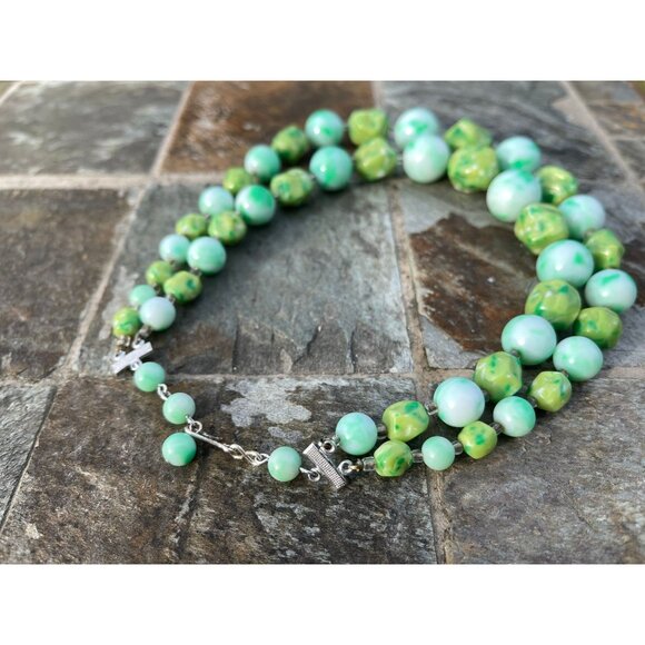 Vtg 1950's 2 Strand Beaded Necklace In Bakelite Shades Of Green Different Shaped - Picture 3 of 6